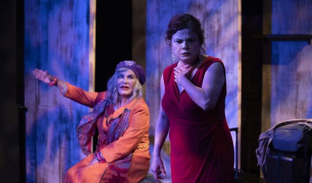 İzmir Devlet Tiyatrosu’nun “Kaçaklar” Oyunu Malatya’da Büyük Beğeni Topladı