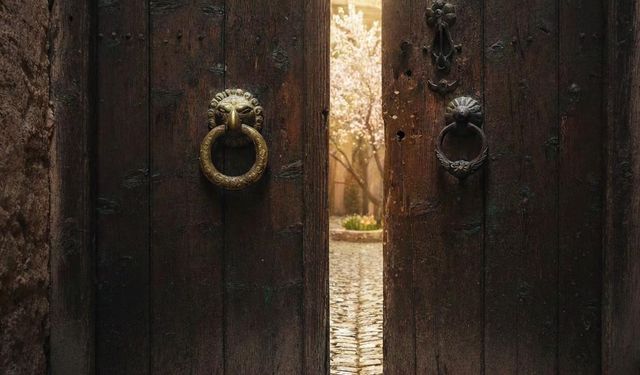 Malatya’da o kapıyı çalanın kim olduğu sesinden anlaşılıyordu! İki tokmağın ardındaki asırlık nezaket...