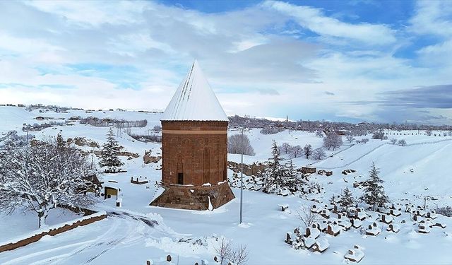 Bitlis'te tarihi yapılar karla kaplandı