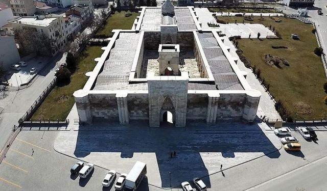 Dizi ve film yapımcılarının ilgisi tarihi Sultanhanı Kervansarayı'nın tanıtımına katkı sağlayacak