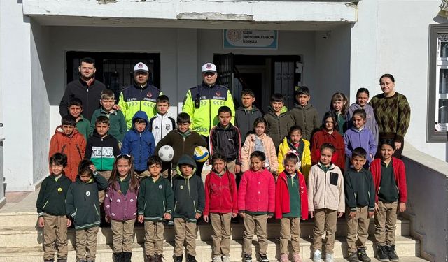 Doğanşehir'de jandarmadan öğrencilere trafik semineri