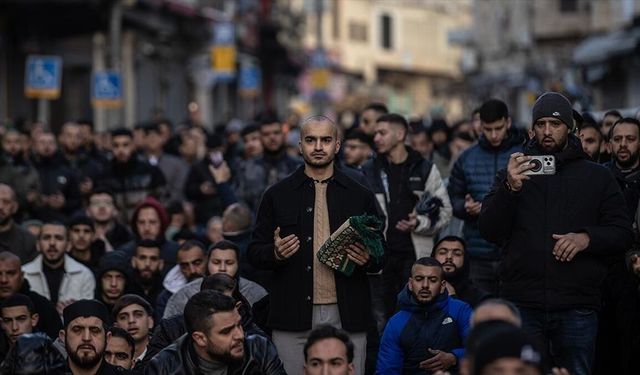 Filistinliler, Bayram Namazını İsrail Tarafından Kapatılan Mescid-i Aksa'nın Çevresinde Kıldı