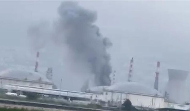 İran'ın İsrail'in Hayfa kentinde Hedef Aldığı Petrol Rafinerisinden Siyah Dumanlar Yükseliyor!