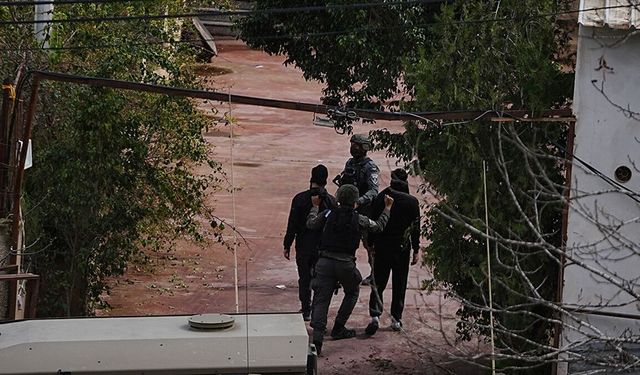 İsrail ordusu, Batı Şeria'da düzenlediği baskınlarda biri kadın 24 Filistinliyi gözaltına aldı