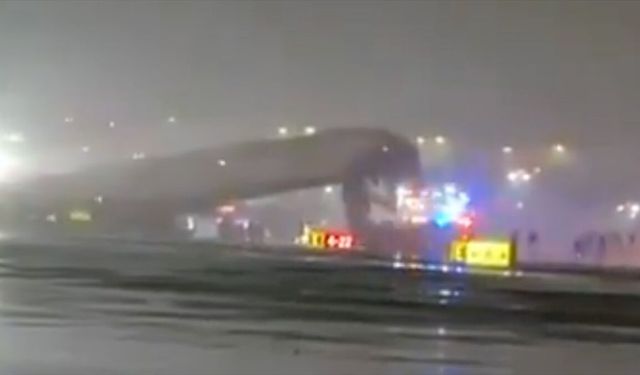New York'ta Uçak İniş Yaparken İtfaiye Aracına Çarptı
