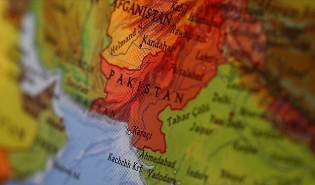 Pakistan-Afganistan Sınırında Gerilim Yeniden Patladı: Kim Haklı?