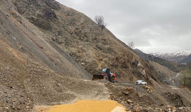 Batman'da Yaşanan Heyelan Yolların Kapanmasına Neden Oldu