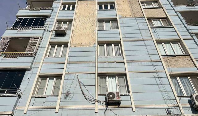 Binadan dökülen parçalar hastanelik etti