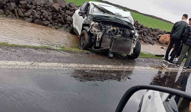 Çınar’da Feci Kaza: Araç Hurdaya Döndü, Yaralılar Var