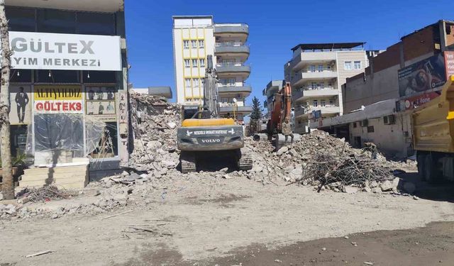 Deprem Enkazı Esnafı Vurdu! İlçe Merkezindeki Molozlar Tepki Çekti