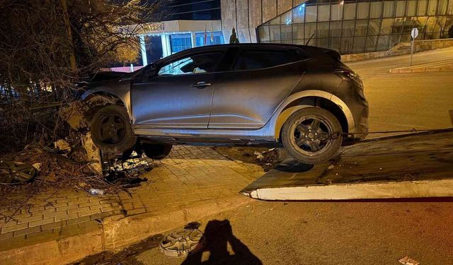 Elazığ'da otomobil istinat duvarına çarptı: 1 yaralı