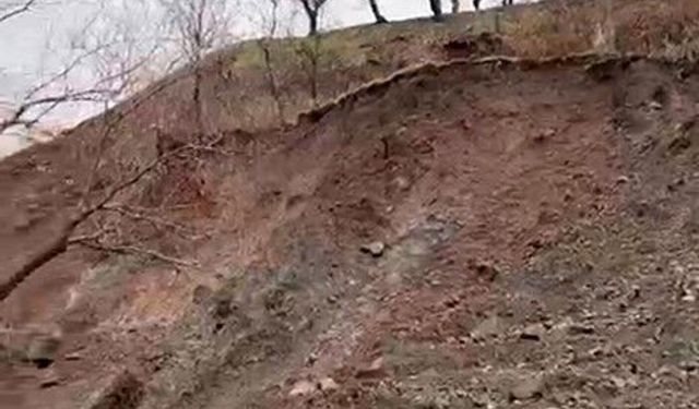 Elazığ’da Şiddetli Yağış Toprak Kaymasına Yol Açtı! Köy Yolu Kapandı