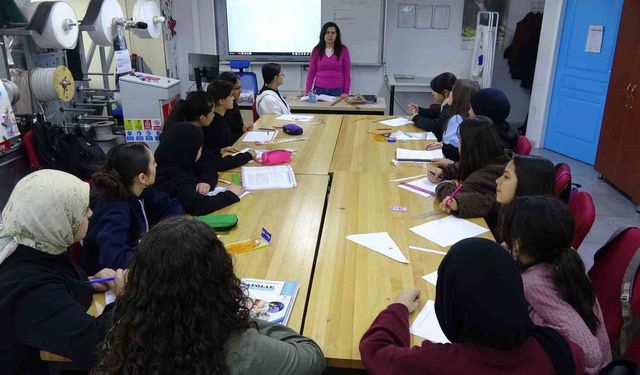 Gaziantep'te mezun olduğu lisede 30 yıldır öğretmenlik yapıyor
