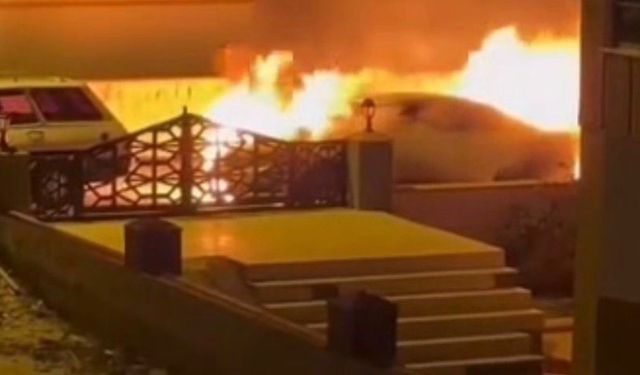 Gaziantep'te Park Halindeki Otomobil Alev Alev Yandı