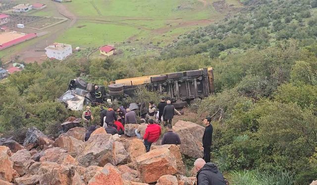 Gaziantep'te Uçuruma Yuvarlanan Kamyon Sürücüsü Hayatını Kaybetti