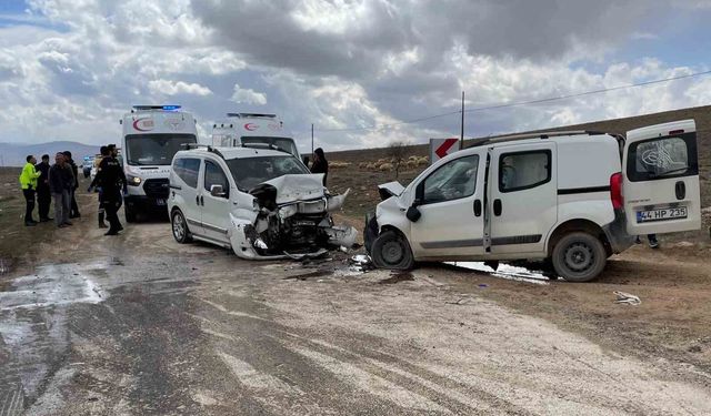 Malatya'da İki Araç Kafa Kafaya Çarpıştı: 4 Yaralı