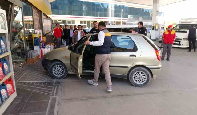 Malatya'da Kasiyerle Tartışan Sürücü Aracıyla İstasyona Daldı