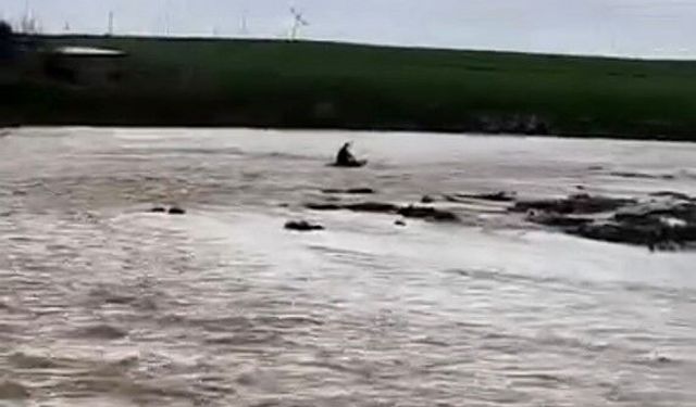 Mardin'de Dere Taştı, İnsanlar Sal Keyfi Yaptı