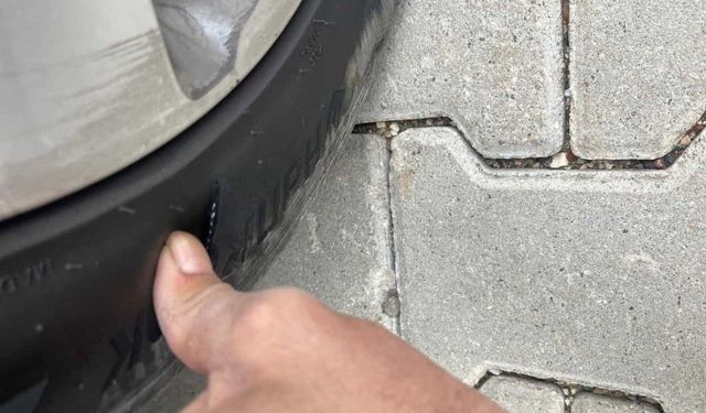 Park halindeki aracın lastikleri kesildi