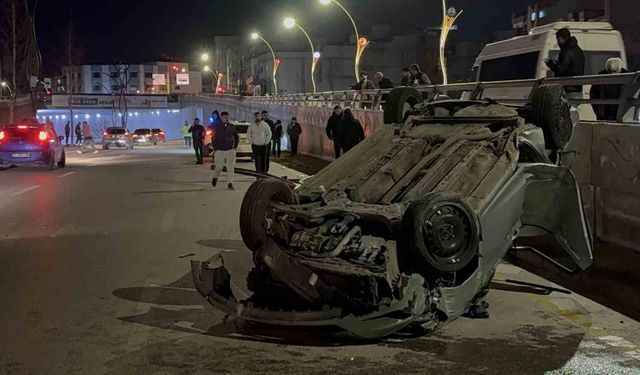 Refüjdeki direğe çarparak karşı şeride geçen otomobil takla attı: 2 yaralı