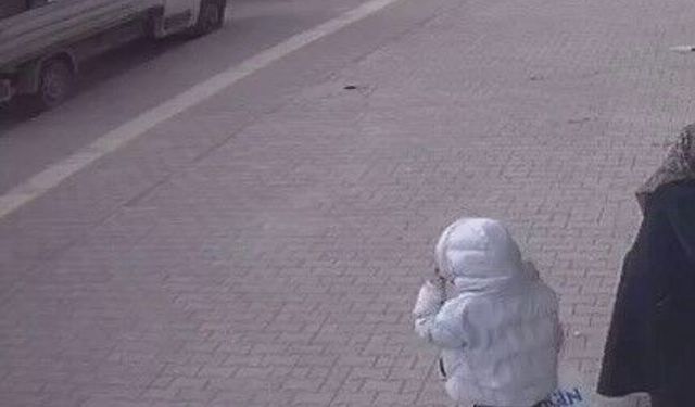 Seyir Halindeki Motosiklet Araç Kapısına Çarptı, 2 Kişi Yaralandı