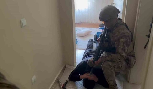 Sivas'ta 2 firari hükümlü yakalanarak cezaevine gönderildi