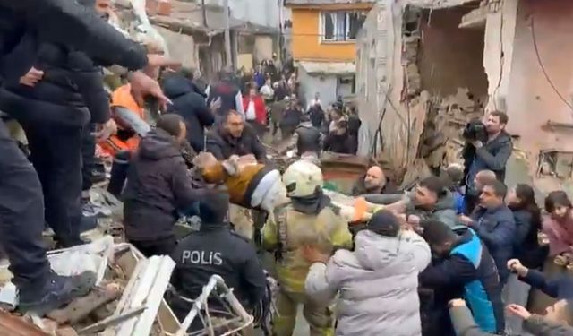 Fatih’te Doğal Gaz Patlaması: 2 Bina Çöktü, 7 Kişi Kurtarıldı