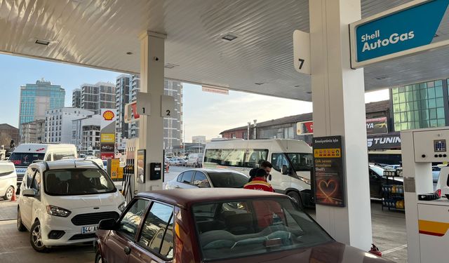 Malatya'da Tarihi Zam Öncesi İstasyonlarda Uzun Kuyruklar Oluştu