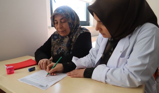 “Okumanın Yaşı Yok”: Battalgazi’de Yaşlıların Okuma Yazma Hayali Gerçek Oluyor