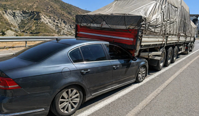 TIR’ın Altına Giren Otomobil Hurdaya Döndü! Sürücü Mucizevi Şekilde Kurtuldu