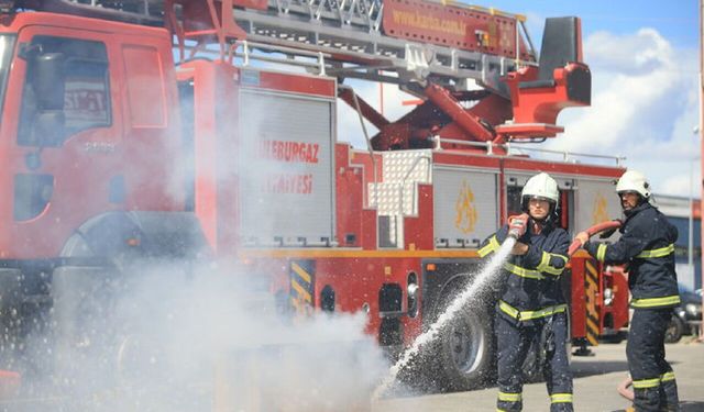 Yeşilyurt'ta Gündüz Vakti Yangın Paniği: İçeride Kalan 3 Kişi Kurtarıldı