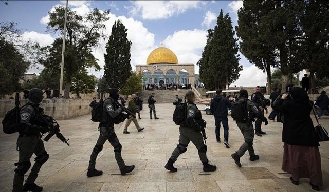Fanatik Yahudiler Mescid-i Aksa'ya baskın düzenledi