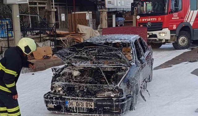 Adıyaman'da seyir halindeki otomobil alev alev yandı