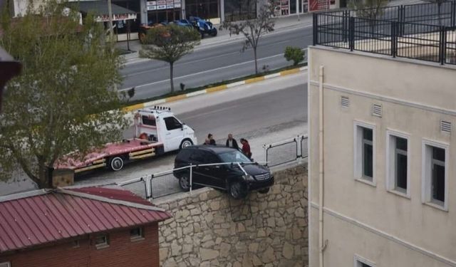 Darende’de Feci Kaza: Otomobil İstinat Duvarında Asılı Kaldı