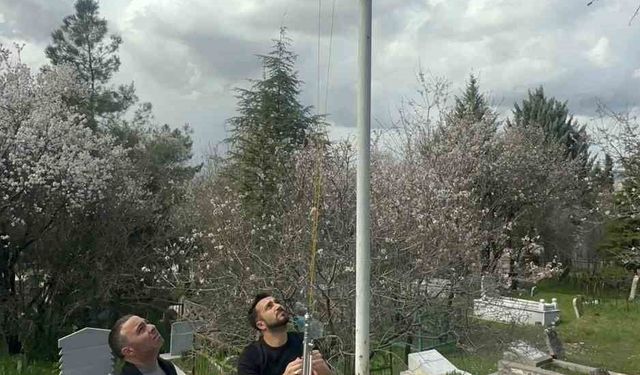 Elazığ’da Şehit Kabirlerinde Sessiz Değişim: Solmuş Bayraklar Yenileniyor