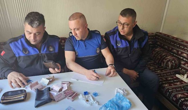 Elazığ'da Zabıtanın Bulduğu Altın Ve Para Yüklü Çanta Sahibine Teslim Edildi