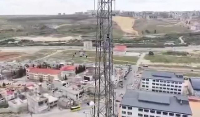 İntihar için elektrik direğine çıkan şahıs, polis dronu ile vazgeçirildi