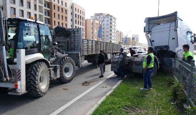 Malatya-Elazığ Yolunda Çekici Refüje Çıktı, Trafik Durdu