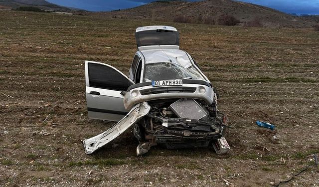 Malatya'da Aydınlatma Direğine Çarpan Araç Takla Attı: 3 Yaralı