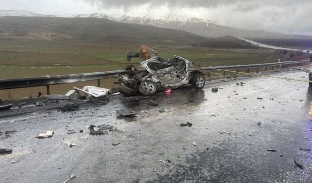 Malatya’da Feci Kaza: Tır ile Otomobil Kafa Kafaya Çarpıştı, 3 Ölü 1 Yaralı