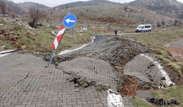 Nemrut Dağı Yolu Çöktü! 30 Metrelik Alan Kullanılamaz Halde