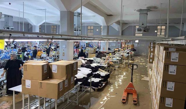 Şanlıurfa'da sağanak yağış fabrikayı göle çevirdi