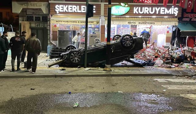 Sivas’ta Otomobil İş Yerine Daldı