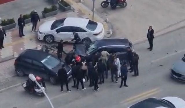 Malatya'da Otomobil Park Halindeki Araçlara Çarptı: Kadın Sürücü Yaralandı