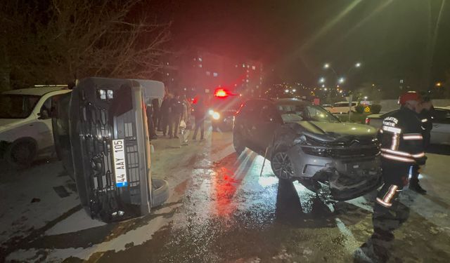 Malatya'da Yeşilçam Caddesi Kavşağında Feci Çarpışma: Araçlardan Biri Devrildi, 4 Yaralı Var