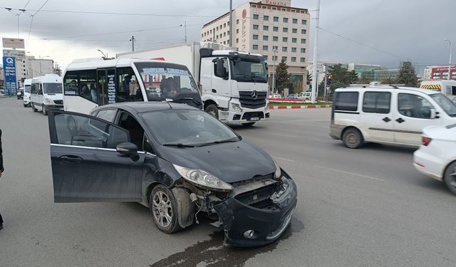 Malatya’da Trafik Kazası: Otomobil Belediye Otobüsüne Çarptı