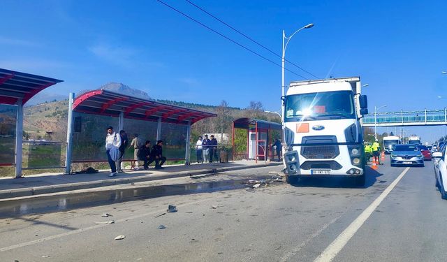Malatya’da Hafriyat Kamyonu Otobüse Çarptı, 20 Kişi Yaralandı