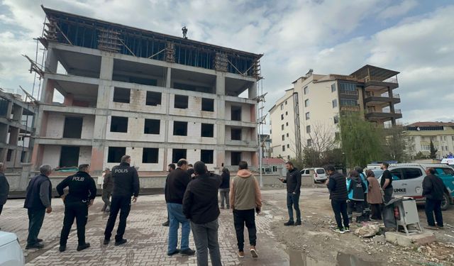 Yeşilyurt’ta Yerinde Dönüşümde Kriz: İşçi Çatıya Çıktı