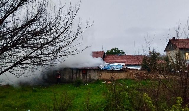 Malatya Yeşiltepe’de Depo Alev Alev Yandı: Mahallede Korku Dolu Anlar