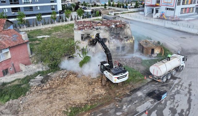 Yeşilyurt’ta O Mahallede Her Şey Değişiyor: Yıkım Ekipleri Girdi!